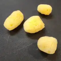 La création artistique demande parfois des ajustements subtils pour atteindre la perfection. C'est pourquoi l'étui de 4 éponges naturelles artistes CORECT'ART est l'accessoire indispensable pour votre atelier. Conçues pour offrir des performances durables, ces éponges se distinguent par leur polyvalence remarquable. En effet, elles permettent de corriger efficacement vos travaux tout en respectant l'environnement. C'est l'alternative écologique idéale aux produits de correction conventionnels. Une Fabrication de Qualité Supérieure Chaque pièce de cet étui a été rigoureusement sélectionnée pour répondre aux exigences des créateurs. De plus, leur structure naturelle offre des propriétés uniques : Des Fibres Naturelles Résistantes : Les éponges sont fabriquées à partir de matériaux biodégradables. Ainsi, elles résistent parfaitement à une utilisation régulière sur le long terme. Une Texture Ultra-Douce : La composition en fibres végétales assure une application délicate. Par conséquent, vous pouvez travailler sans risque d'endommager vos supports en papier ou vos toiles. Une Excellente Capacité d'Absorption : Ces outils capturent l'excès d'eau, de couleur ou de médium. C'est pourquoi vos corrections restent toujours nettes, propres et sans bavures. Un Accessoire Polyvalent pour Tous Vos Médiums Que vous pratiquiez l'aquarelle, l'acrylique ou le dessin au fusain, cet assortiment saura vous séduire. Grâce à leur forme ergonomique, ces éponges garantissent une manipulation très confortable. Vous pouvez ainsi estomper une ligne, créer des textures de fond ou essuyer un surplus de peinture avec une précision absolue. En outre, la variété des formes présentes dans l'étui s'adapte à tous vos besoins créatifs. En conclusion, choisir le matériel CORECT'ART est un excellent moyen de lier efficacité technique et respect de la planète. Achetez votre étui de 4 éponges naturelles CORECT'ART aujourd'hui et optimisez la précision de toutes vos corrections graphiques !